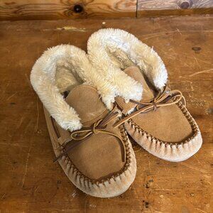 Minnetonka Never Worn Leather Moccasin Slippers Ladies Size 9